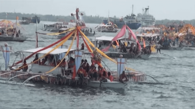 Fluvial procession Jan. 14 2012 YouTube4