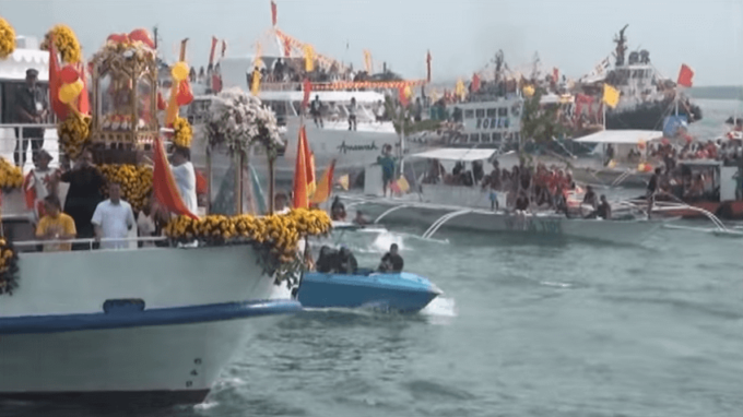 Fluvial procession Jan. 14 2012 YouTube5